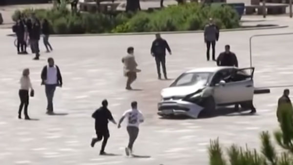 ವಿಂಡೋ ಮೂಲಕ ಚಲಿಸುತ್ತಿದ್ದ ಕಾರಿನೊಳಕ್ಕೆ ಹಾರಿ ಕಾರನ್ನು ನಿಲ್ಲಿಸಿದ ಯುವಕ