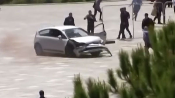 ವಿಂಡೋ ಮೂಲಕ ಚಲಿಸುತ್ತಿದ್ದ ಕಾರಿನೊಳಕ್ಕೆ ಹಾರಿ ಕಾರನ್ನು ನಿಲ್ಲಿಸಿದ ಯುವಕ