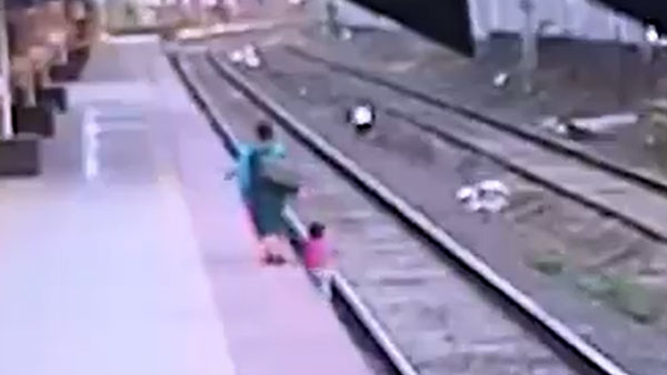 ಜೀವದ ಹಂಗು ತೊರೆದು ಮಗುವಿನ ಪ್ರಾಣ ಉಳಿಸಿದ ರಿಯಲ್ ಹೀರೋಗೆ ಬೈಕ್ ಉಡುಗೊರೆ ನೀಡಿದ ಜಾವಾ ಕಂಪನಿ