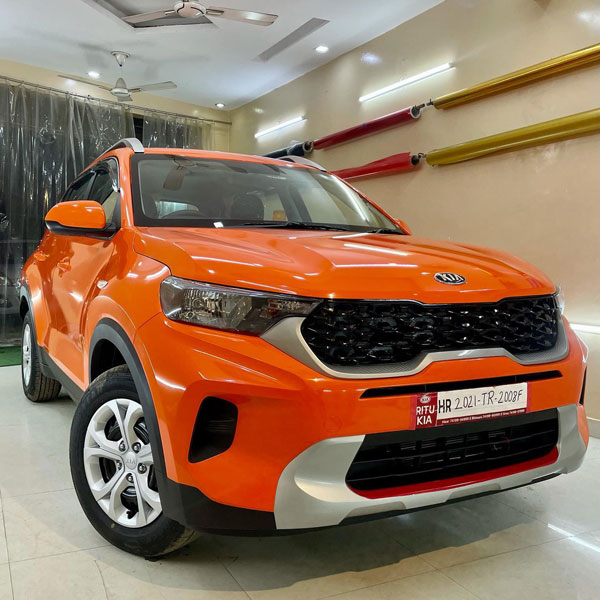 ಗ್ಲಾಸಿ ಆರೇಂಜ್ ವ್ಯಾರ್ಪ್‌ನೊಂದಿಗೆ ಮಾಡಿಫೈಗೊಂಡ ಕಿಯಾ ಸೊನೆಟ್ ಕಂಪ್ಯಾಕ್ಟ್ ಎಸ್‌ಯುವಿ