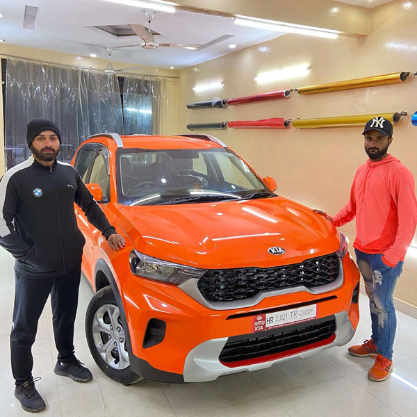 ಗ್ಲಾಸಿ ಆರೇಂಜ್ ವ್ಯಾರ್ಪ್‌ನೊಂದಿಗೆ ಮಾಡಿಫೈಗೊಂಡ ಕಿಯಾ ಸೊನೆಟ್ ಕಂಪ್ಯಾಕ್ಟ್ ಎಸ್‌ಯುವಿ