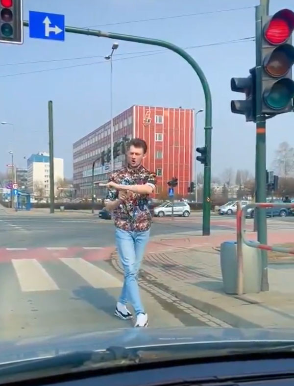 ಟ್ರಾಫಿಕ್ ಸಿಗ್ನಲ್‌ನಲ್ಲಿಯೇ ಮೂನ್‌ವಾಕ್ ಮಾಡಿದ ಡ್ಯಾನ್ಸರ್