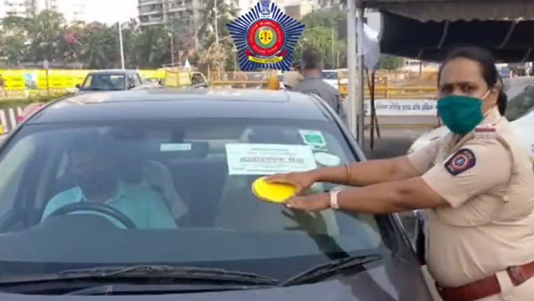 ಕಲರ್ ಕೋಡೆಡ್ ಸ್ಟಿಕ್ಕರ್ ಬಳಕೆಯನ್ನು ನಿಲ್ಲಿಸಿದ ಮುಂಬೈ ಪೊಲೀಸರು