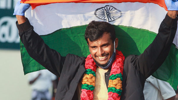 ಉಡುಗೊರೆಯಾಗಿ ಸಿಕ್ಕ ಕಾರನ್ನು ಗುರುವಿಗೆ ನೀಡಿದ ಟೀಂ ಇಂಡಿಯಾ ವೇಗದ ಬೌಲರ್