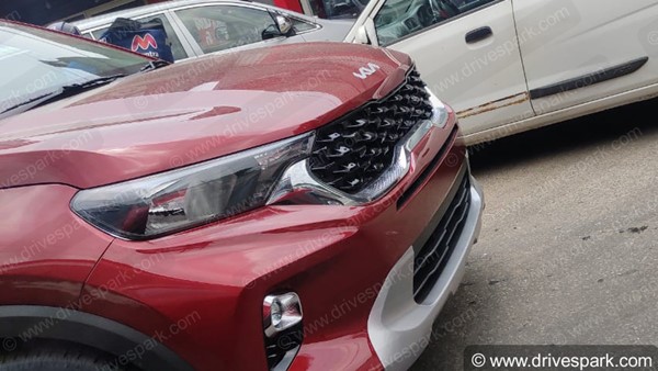 ಡೀಲರ್ಸ್ ಯಾರ್ಡ್ ತಲುಪಿದ ಉನ್ನತೀಕರಿಸಲಾದ 2021ರ ಕಿಯಾ ಸೊನೆಟ್ ಕಾರು