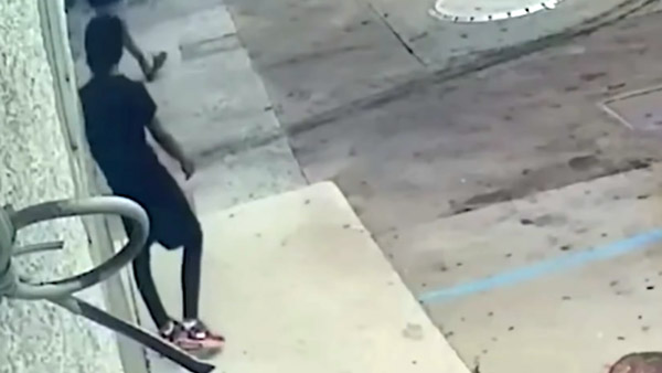 ಕಾರು ಕಳ್ಳತನವಾಗುವುದನ್ನು ತಡೆಯಲು ಕಾರುಗಳ್ಳನೊಡನೆ ಹೋರಾಡಿದ 82ರ ವಯೋವೃದ್ಧ