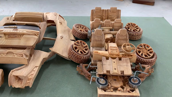 ಮರದಿಂದ ತಯಾರಾಯ್ತು ಟೊಯೊಟಾ ಫಾರ್ಚೂನರ್ ಲೆಜೆಂಡರ್ ಎಸ್ಯುವಿ ಮಾದರಿ ಮರದಿಂದ ತಯಾರಾಯ್ತು ಟೊಯೊಟಾ ಫಾರ್ಚೂನರ್ ಲೆಜೆಂಡರ್ ಎಸ್ಯುವಿ ಮಾದರಿ