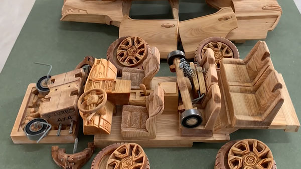 ಮರದಿಂದ ತಯಾರಾಯ್ತು ಟೊಯೊಟಾ ಫಾರ್ಚೂನರ್ ಲೆಜೆಂಡರ್ ಎಸ್ಯುವಿ ಮಾದರಿ ಮರದಿಂದ ತಯಾರಾಯ್ತು ಟೊಯೊಟಾ ಫಾರ್ಚೂನರ್ ಲೆಜೆಂಡರ್ ಎಸ್ಯುವಿ ಮಾದರಿ