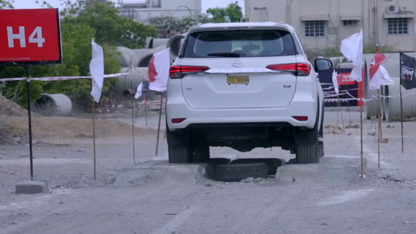 ಕಾರ್ ರೇಸರ್'ಗಳನ್ನು ಮೀರಿಸುವಂತೆ ಕಾರು ಚಾಲನೆ ಮಾಡಿದ ಮಾಜಿ ಕ್ರಿಕೆಟಿಗ