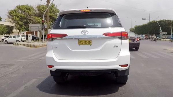 ಕಾರ್ ರೇಸರ್'ಗಳನ್ನು ಮೀರಿಸುವಂತೆ ಕಾರು ಚಾಲನೆ ಮಾಡಿದ ಮಾಜಿ ಕ್ರಿಕೆಟಿಗ