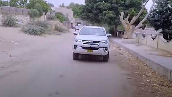 ಕಾರ್ ರೇಸರ್'ಗಳನ್ನು ಮೀರಿಸುವಂತೆ ಕಾರು ಚಾಲನೆ ಮಾಡಿದ ಮಾಜಿ ಕ್ರಿಕೆಟಿಗ