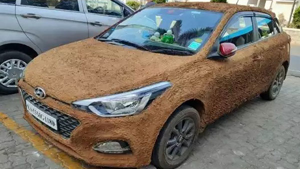 ಬಿಸಿಲ ಬೇಗೆಯಿಂದ ತಪ್ಪಿಸಿಕೊಳ್ಳಲು ಕಾರಿಗೆ ಸಗಣಿಯ ಲೇಪನ ನೀಡಿದ ಕಾರು ಮಾಲೀಕ