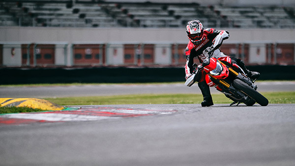 ಹೊಸ ನವೀಕರಣಗಳೊಂದಿಗೆ ಅನಾವರಣಗೊಂಡ ಹೊಸ ಡುಕಾಟಿ ಹೈಪರ್‌ಮೊಟಾರ್ಡ್ 950 ಬೈಕ್