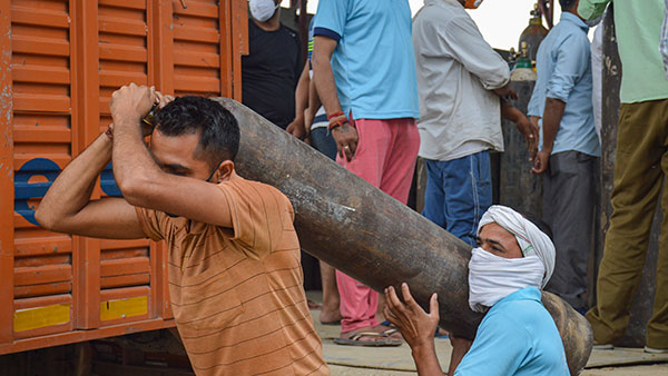 ಆಕ್ಸಿಜನ್ ಆಟೋ ಮೂಲಕ ಕರೋನಾ ಸೋಂಕಿತರಿಗೆ ನೆರವಾಗುತ್ತಿರುವ ಎನ್‌ಜಿ‌ಒ ನಿರ್ದೇಶಕಿ