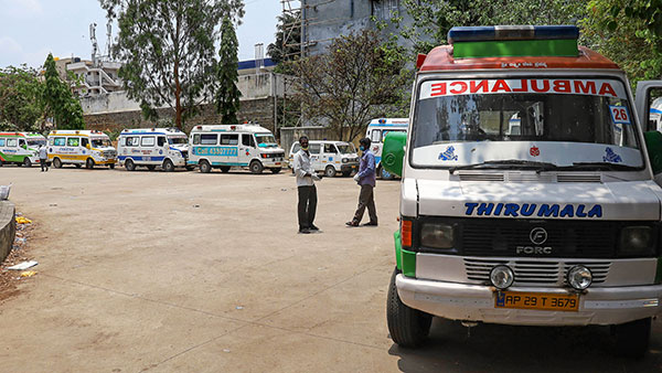 ವಿಶೇಷ ಕಾರ್ ಆಂಬ್ಯುಲೆನ್ಸ್‌ಗಳಿಗೆ ಚಾಲನೆ ನೀಡಿದ ಮಹಾನಗರ ಪಾಲಿಕೆ ಆಯುಕ್ತ
