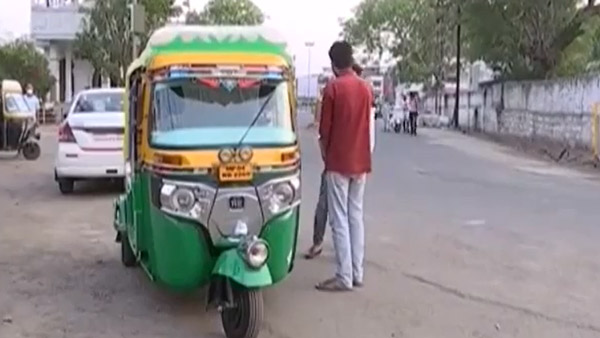 ಕರೋನಾ ಸೋಂಕಿತರ ಬೆಂಬಲಕ್ಕೆ ಬಂದ ಆಟೋ ಚಾಲಕನಿಗೆ ದಂಡ ವಿಧಿಸಿದ ಪೊಲೀಸರು