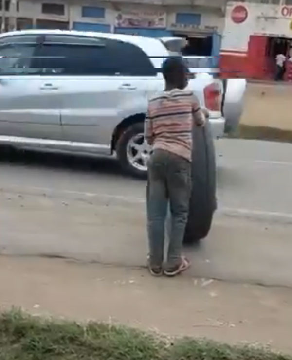 ಭಾರೀ ಗಾತ್ರದ ಟಯರ್ ಮೇಲೆ ಸ್ಟಂಟ್ ಮಾಡಿದ ಬಾಲಕ