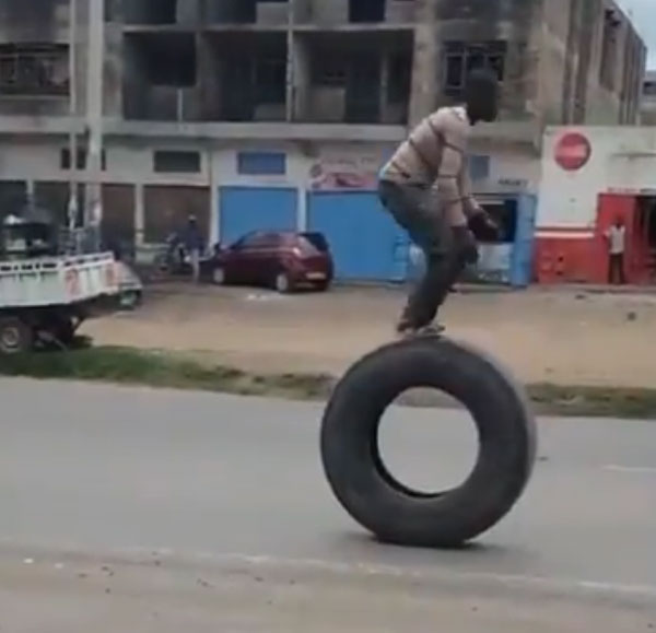 ಭಾರೀ ಗಾತ್ರದ ಟಯರ್ ಮೇಲೆ ಸ್ಟಂಟ್ ಮಾಡಿದ ಬಾಲಕ