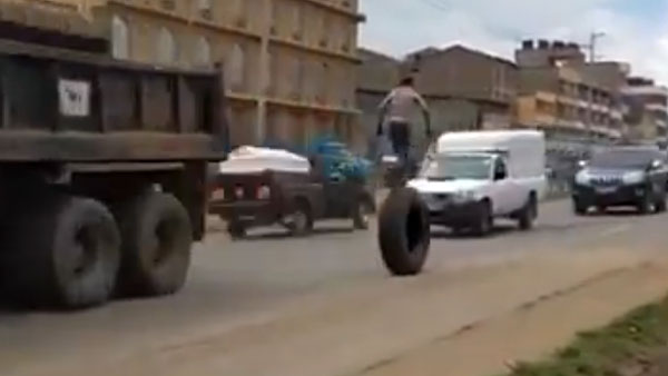 ಭಾರೀ ಗಾತ್ರದ ಟಯರ್ ಮೇಲೆ ಸ್ಟಂಟ್ ಮಾಡಿದ ಬಾಲಕ