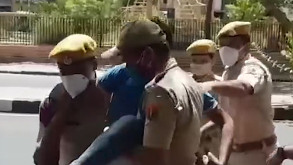 ಕರ್ಪ್ಯೂ ವೇಳೆ ಹೊರ ಬಂದವರನ್ನು ಆಂಬ್ಯುಲೆನ್ಸ್'ನೊಳಕ್ಕೆ ತಳ್ಳಿದ ಪೊಲೀಸರು