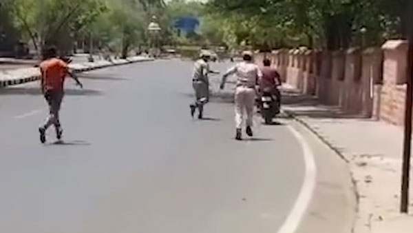 ಕರ್ಪ್ಯೂ ವೇಳೆ ಹೊರ ಬಂದವರನ್ನು ಆಂಬ್ಯುಲೆನ್ಸ್'ನೊಳಕ್ಕೆ ತಳ್ಳಿದ ಪೊಲೀಸರು