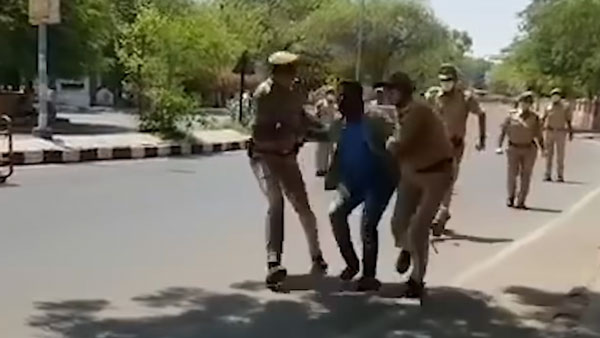 ಕರ್ಪ್ಯೂ ವೇಳೆ ಹೊರ ಬಂದವರನ್ನು ಆಂಬ್ಯುಲೆನ್ಸ್'ನೊಳಕ್ಕೆ ತಳ್ಳಿದ ಪೊಲೀಸರು