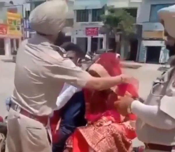 ಲಾಕ್‌ಡೌನ್ ಅವಧಿಯಲ್ಲಿ ಮದುವೆಯಾದ ನವ ದಂಪತಿಗೆ ಹಣ ನೀಡಿ ಹರಸಿದ ಪೊಲೀಸರು