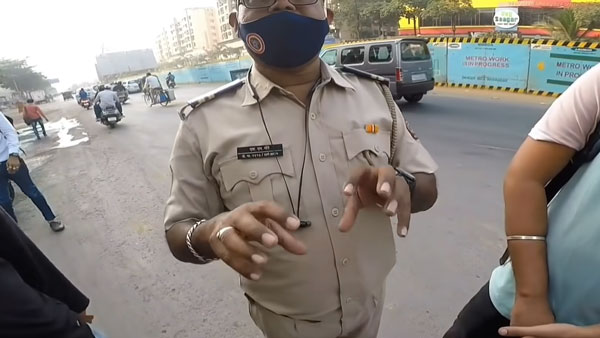 ಬೈಕ್ ಸವಾರನ ಒತ್ತಾಯಕ್ಕೆ ಮಣಿದು ಸೂಪರ್‌ಬೈಕ್ ಚಾಲನೆ ಮಾಡಿದ ಪೊಲೀಸಪ್ಪ