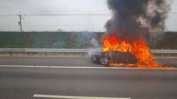 ಹೆದ್ದಾರಿಯಲ್ಲಿ ಚಲಿಸುವಾಗಲೇ ಬೆಂಕಿಗಾಹುತಿಯಾದ ಐಷಾರಾಮಿ ಕಾರು