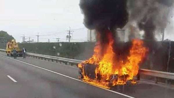 ಹೆದ್ದಾರಿಯಲ್ಲಿ ಚಲಿಸುವಾಗಲೇ ಬೆಂಕಿಗಾಹುತಿಯಾದ ಐಷಾರಾಮಿ ಕಾರು