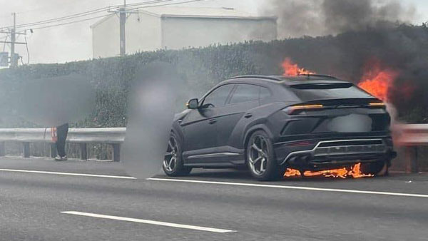 ಹೆದ್ದಾರಿಯಲ್ಲಿ ಚಲಿಸುವಾಗಲೇ ಬೆಂಕಿಗಾಹುತಿಯಾದ ಐಷಾರಾಮಿ ಕಾರು