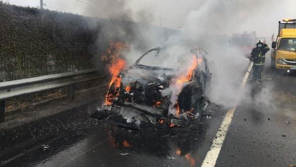 ಹೆದ್ದಾರಿಯಲ್ಲಿ ಚಲಿಸುವಾಗಲೇ ಬೆಂಕಿಗಾಹುತಿಯಾದ ಐಷಾರಾಮಿ ಕಾರು