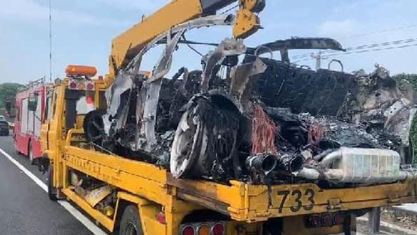 ಹೆದ್ದಾರಿಯಲ್ಲಿ ಚಲಿಸುವಾಗಲೇ ಬೆಂಕಿಗಾಹುತಿಯಾದ ಐಷಾರಾಮಿ ಕಾರು