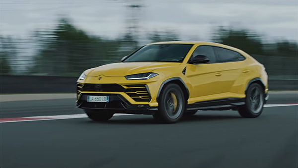 ಹೆದ್ದಾರಿಯಲ್ಲಿ ಚಲಿಸುವಾಗಲೇ ಬೆಂಕಿಗಾಹುತಿಯಾದ ಐಷಾರಾಮಿ ಕಾರು