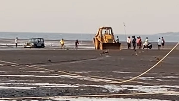 ಕಡಲ ತೀರದಲ್ಲಿ ಸಿಲುಕಿದ್ದ ಥಾರ್ ಎಸ್‌ಯುವಿಯನ್ನು ಹೊರ ತಂದ ಜೆಸಿಬಿ