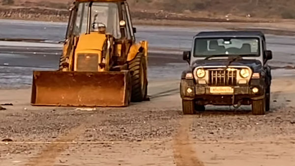 ಕಡಲ ತೀರದಲ್ಲಿ ಸಿಲುಕಿದ್ದ ಥಾರ್ ಎಸ್‌ಯುವಿಯನ್ನು ಹೊರ ತಂದ ಜೆಸಿಬಿ