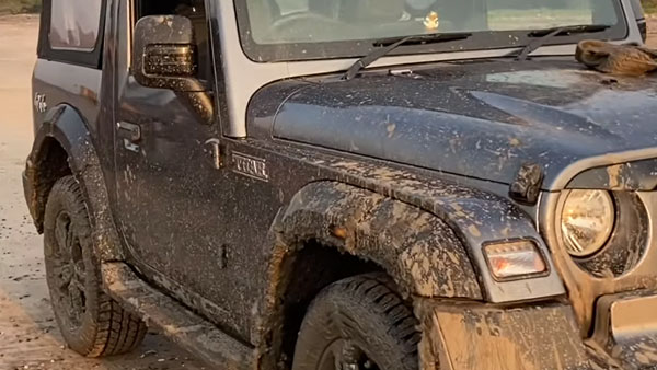 ಕಡಲ ತೀರದಲ್ಲಿ ಸಿಲುಕಿದ್ದ ಥಾರ್ ಎಸ್‌ಯುವಿಯನ್ನು ಹೊರ ತಂದ ಜೆಸಿಬಿ