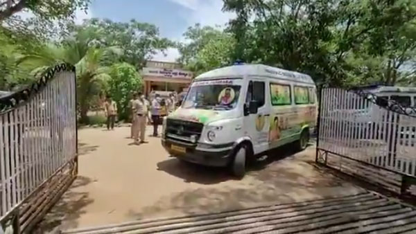 ಕರೋನಾ ಸೋಂಕಿತ ಮೃತದೇಹವಿದ್ದ ಆ್ಯಂಬುಲೆನ್ಸ್​ ಚಾಲನೆ ಮಾಡಿ ಮೆಚ್ಚುಗೆಗೆ ಪಾತ್ರರಾದ ಶಾಸಕ ರೇಣುಕಾಚಾರ್ಯ