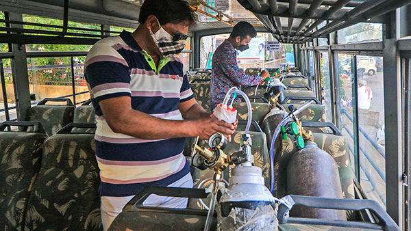 ಉಚಿತವಾಗಿ ಆಕ್ಸಿಜನ್ ಪೂರೈಸುವ ಆಕ್ಸಿಟ್ಯಾಕ್ಸಿ ಸೇವೆಗೆ ಚಾಲನೆ ನೀಡಿದ ಐ‌ಎಎಸ್ ಅಧಿಕಾರಿ
