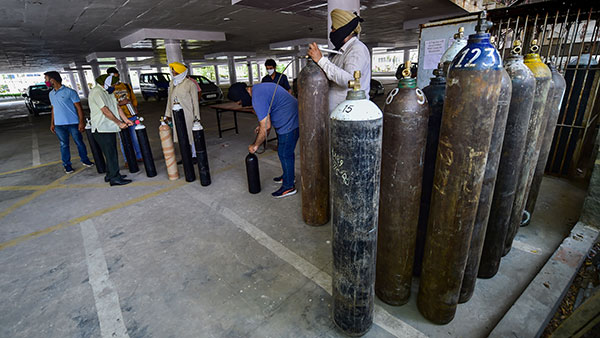 ಉಚಿತವಾಗಿ ಆಕ್ಸಿಜನ್ ಪೂರೈಸುವ ಆಕ್ಸಿಟ್ಯಾಕ್ಸಿ ಸೇವೆಗೆ ಚಾಲನೆ ನೀಡಿದ ಐ‌ಎಎಸ್ ಅಧಿಕಾರಿ
