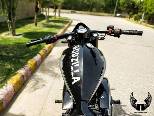 ಬ್ಯಾಟ್‌ಮ್ಯಾನ್‌ನ ಬೈಕ್‌ನಂತೆ ಮಾಡಿಫೈಗೊಂಡ ರಾಯಲ್‌ ಎನ್‌ಫೀಲ್ಡ್‌ ಥಂಡರ್‌ಬರ್ಡ್ 