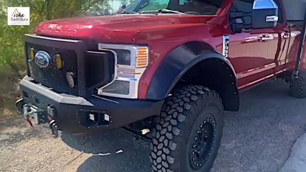 ಐಷಾರಾಮಿ ಫೋರ್ಡ್ ಪಿಕ್-ಅಪ್ ಟ್ರಕ್ ಅನ್ನು ಸಣ್ಣ ಮನೆಯಂತೆ ಮಾಡಿಫೈಗೊಳಿಸಿದ ಸದ್ಗುರು