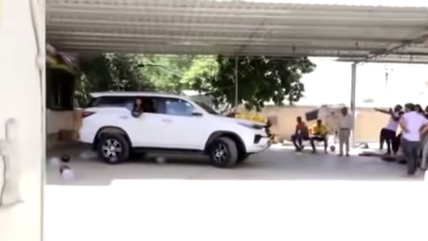 ಪೋಷಕರಿಗೆ ಐಷಾರಾಮಿ ಟೊಯೊಟಾ ಫಾರ್ಚೂನರ್ ಎಸ್‍ಯುವಿಯನ್ನು ಗಿಫ್ಟ್ ಕೊಟ್ಟ ಮಕ್ಕಳು