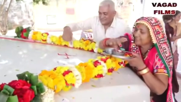 ಪೋಷಕರಿಗೆ ಐಷಾರಾಮಿ ಟೊಯೊಟಾ ಫಾರ್ಚೂನರ್ ಎಸ್‍ಯುವಿಯನ್ನು ಗಿಫ್ಟ್ ಕೊಟ್ಟ ಮಕ್ಕಳು