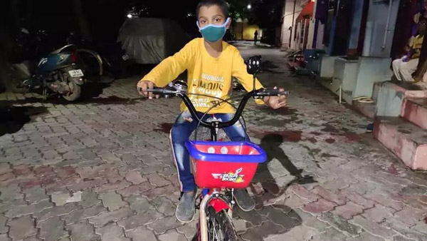 ಕೊಡಿಟ್ಟ ಹಣವನ್ನು ಕೋವಿಡ್ ಪರಿಹಾರ ನಿಧಿಗೆ ನೀಡಿದ ಬಾಲಕನಿಗೆ ಸೈಕಲ್ ಗಿಫ್ಟ್ ನೀಡಿದ ಸಿಎಂ