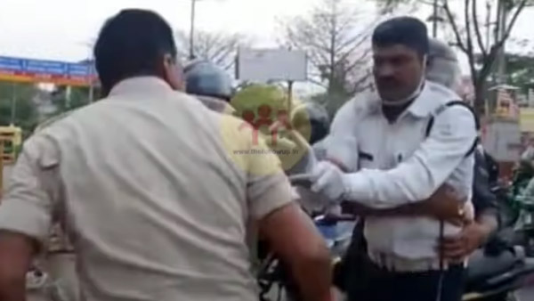 ಸಾರ್ವಜನಿಕ ರಸ್ತೆಯಲ್ಲಿ ಪರಸ್ಪರ ಹೊಡೆದಾಡಿ ಕೊಂಡ ಪೊಲೀಸರು