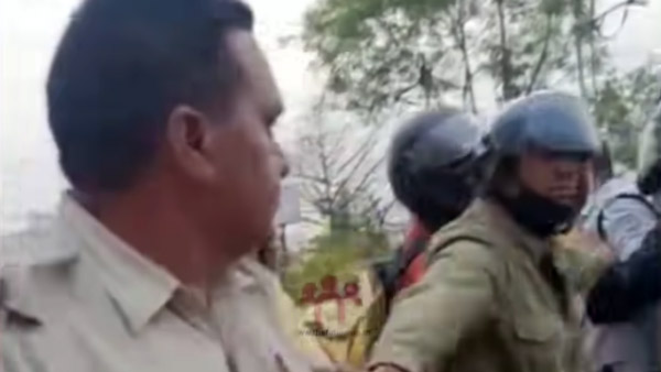 ಸಾರ್ವಜನಿಕ ರಸ್ತೆಯಲ್ಲಿ ಪರಸ್ಪರ ಹೊಡೆದಾಡಿ ಕೊಂಡ ಪೊಲೀಸರು