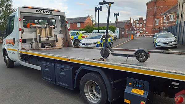 15 ಕೆ.ಜಿ ತೂಕದ ಸ್ಕೂಟರ್ ಟೋಯಿಂಗ್'ಗಾಗಿ 7,500 ಕೆ.ಜಿ ತೂಕದ ಟ್ರಕ್ ಬಳಸಿದ ಪೊಲೀಸರು