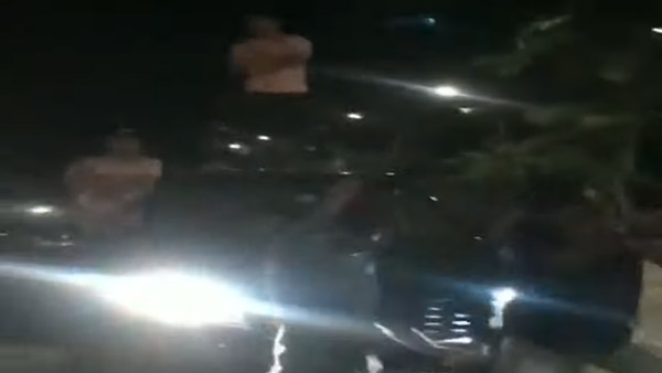 ಲಾಕ್‌ಡೌನ್ ನಡುವೆಯೂ ಸಾರ್ವಜನಿಕ ರಸ್ತೆಯಲ್ಲಿ ಕುಣಿದು ಕುಪ್ಪಳಿಸಿದ ಯುವಕರು