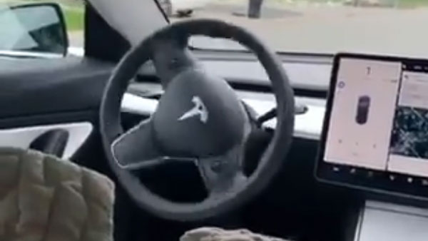 ಚಾಲಕನಿಲ್ಲದೇ 105 ಕಿ.ಮೀ ವೇಗದಲ್ಲಿ ಚಲಿಸಿದ ಕಾರಿನಲ್ಲಿ ಯುವಕರ ಭರ್ಜರಿ ಡ್ಯಾನ್ಸ್